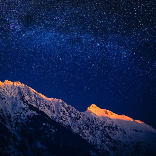 crepuscolo stellato sulle montagne