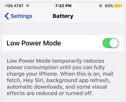 La modalità di risparmio energetico si accende e si accende con l'iPhone, l'icona della batteria diventa gialla per indicare lo ione