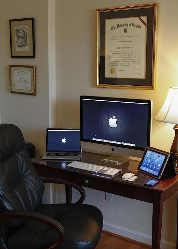 Configurazione completa della scrivania iMac di un direttore della riabilitazione e un assistente professore