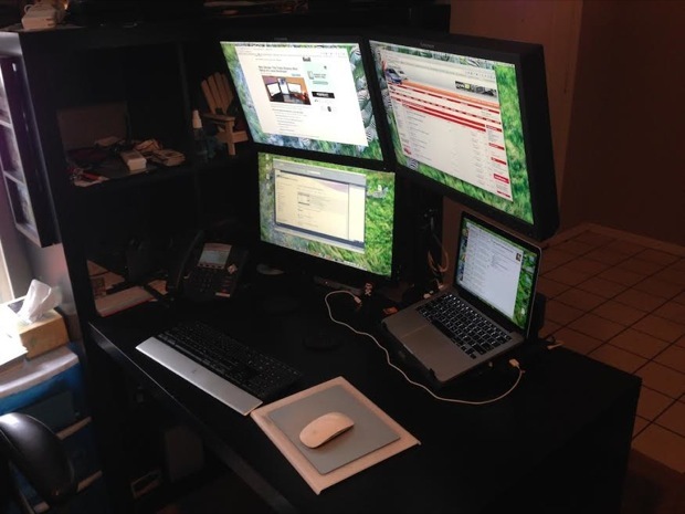 Vista laterale della configurazione del Mac con quattro display