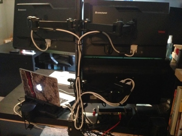 La parte posteriore di un supporto per monitor a quattro schermi