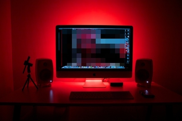 iMac con retroilluminazione a LED rossi