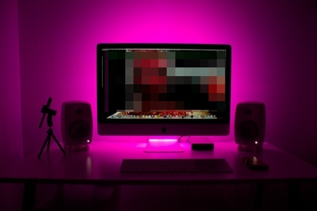 Retroilluminazione a LED rosa su iMac