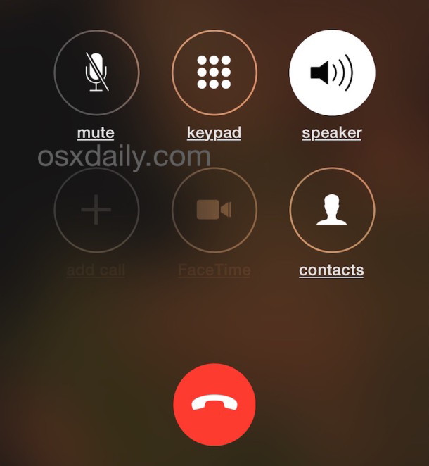 una chiamata per altoparlante su iPhone realizzata da Siri